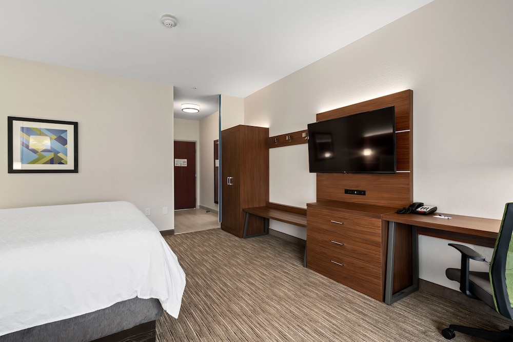 Standard Room, 1 King Bed, Accessible (Communications, Accessible Tub) - Photo 4