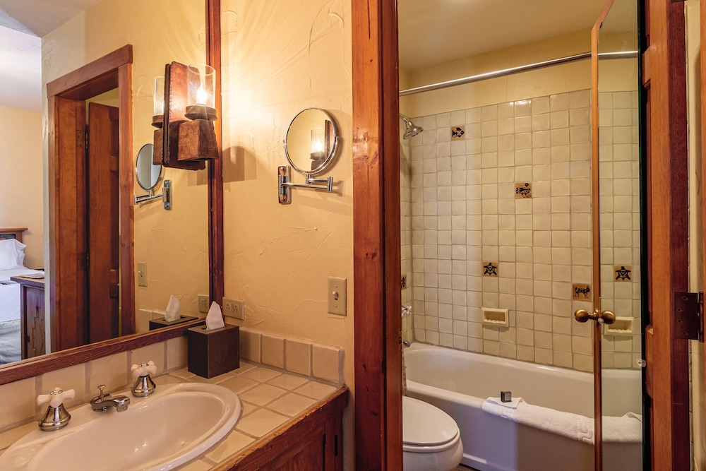 Deluxe Room, 1 King Bed, Fireplace (Deluxe Suite 1 King Bed) - Photo 3