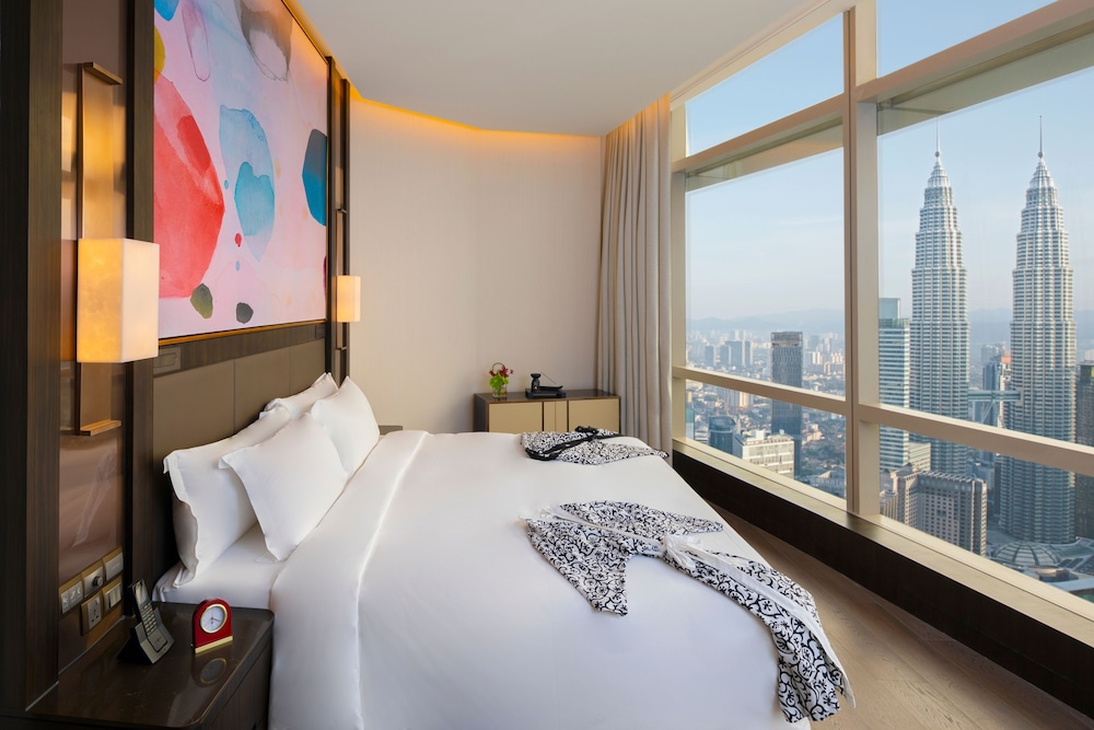 Sky Suite, 1 King Bed, Twin Tower View or City Skyline View photo 2