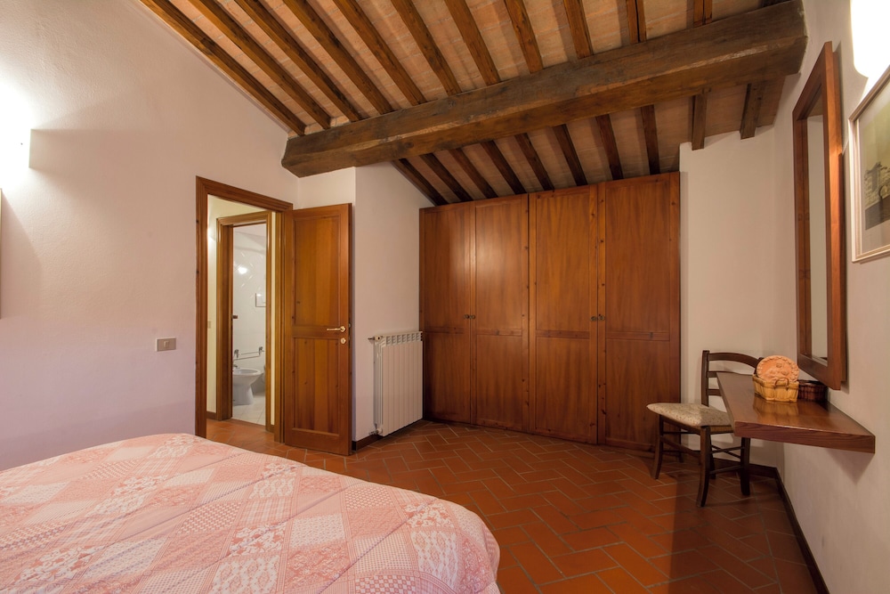 Family House, 2 Bedrooms, Mountainside (Amazing Chianti Site Fienile Shared)