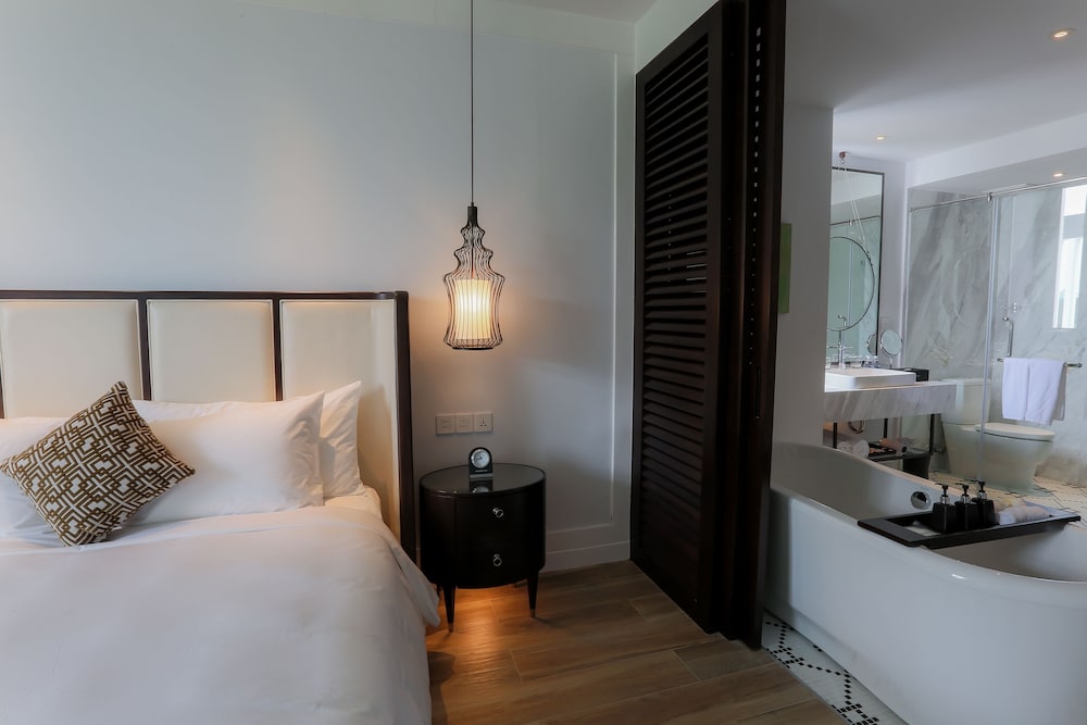 Deluxe Double Room, 1 King Bed, Bathtub, Garden View