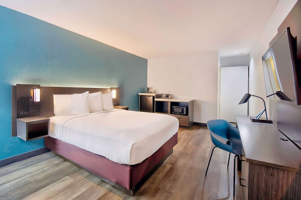 Standard Room, 1 Queen Bed, Smoking - Photo 6