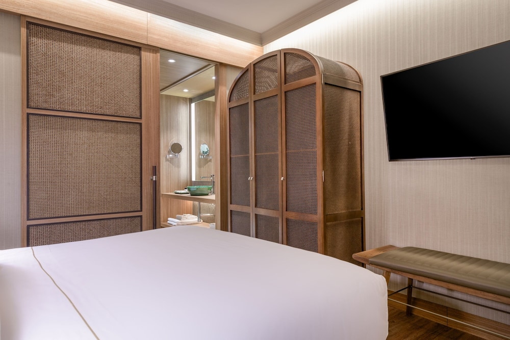 Junior Suite, 1 King Bed, City View
