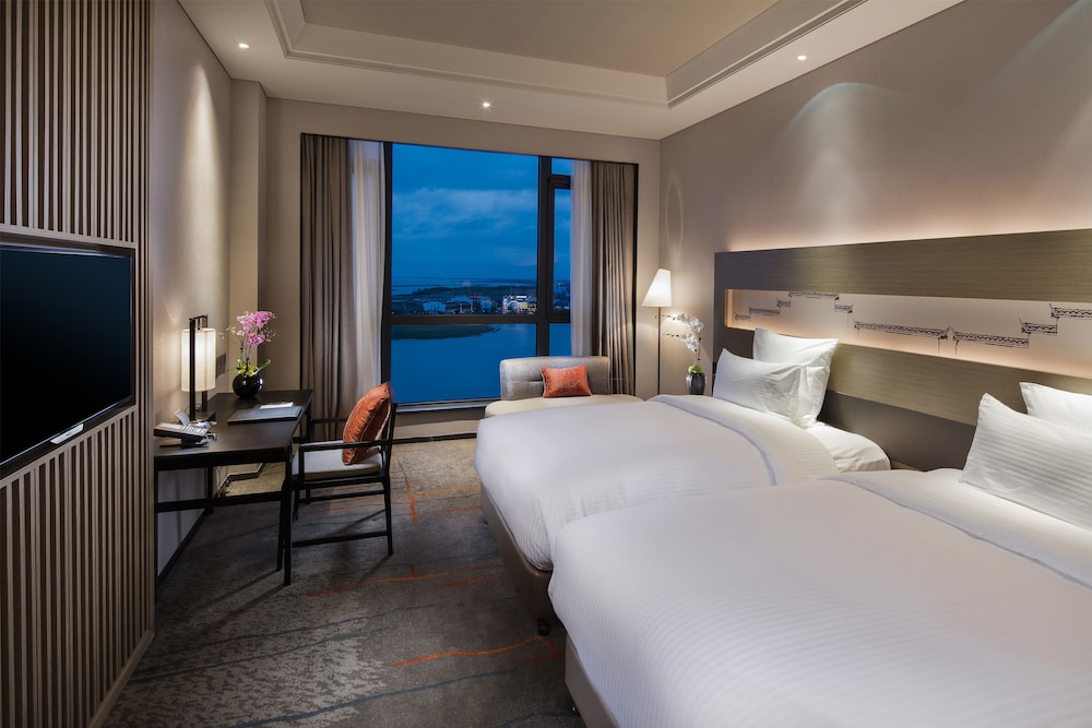 Deluxe Room, 2 Twin Beds, Lake View photo 3