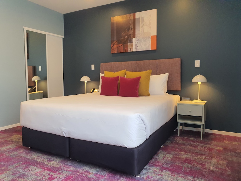 Hotel Room thumbnail 6