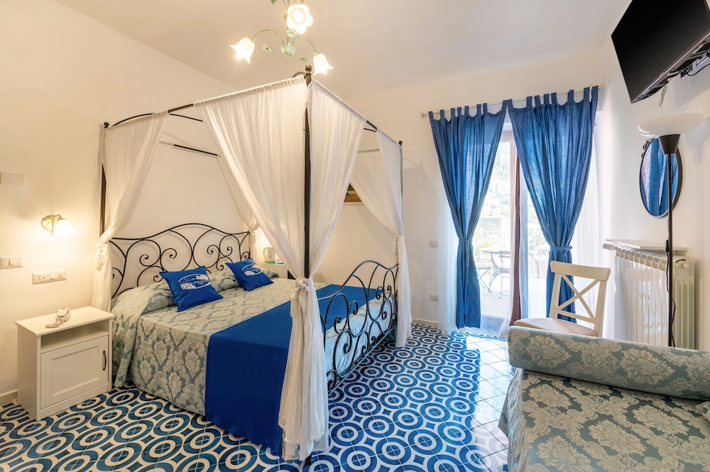 Deluxe Double or Twin Room, Partial Sea View photo 3