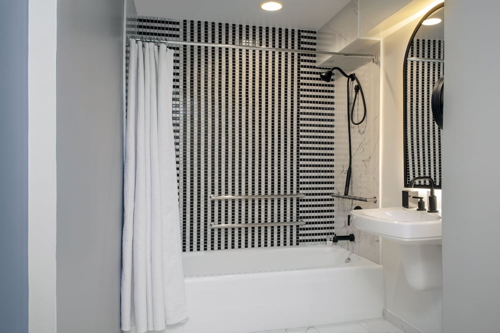 Luxury Room, 1 Queen Bed, Accessible