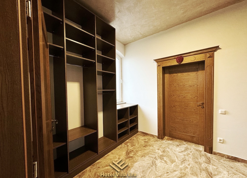 Royal Room, 1 King Bed, Garden View - Photo 9