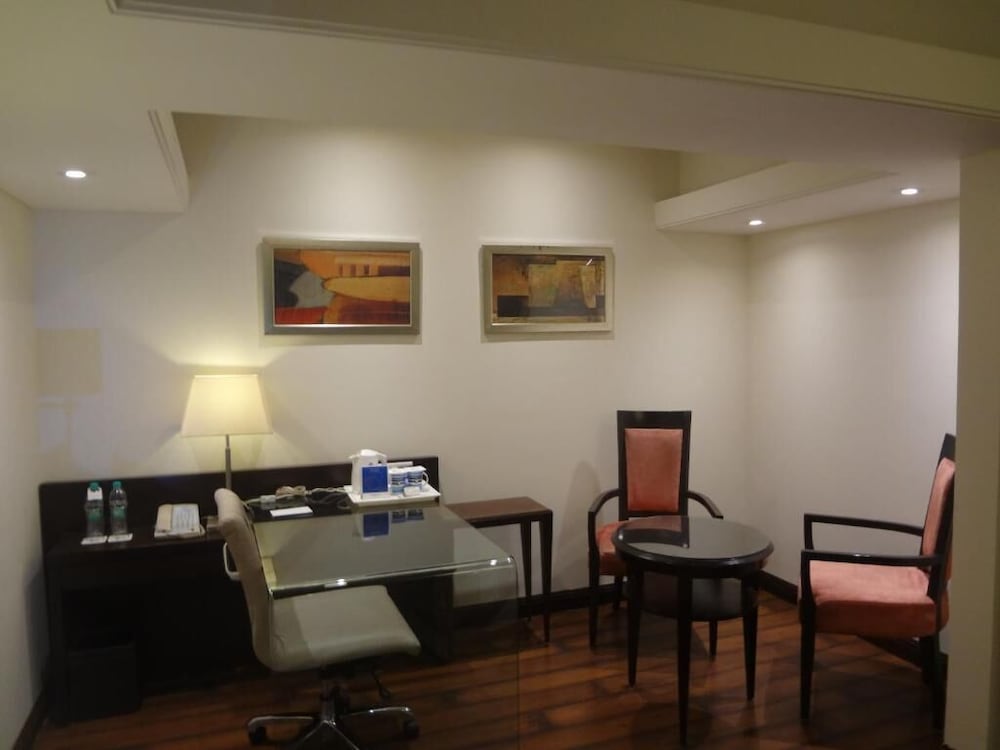 Suite, 1 King Bed photo 2