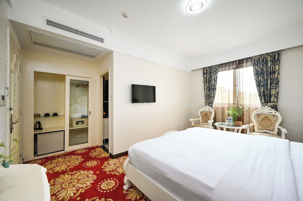 Premium Double Room, 1 King Bed photo 2