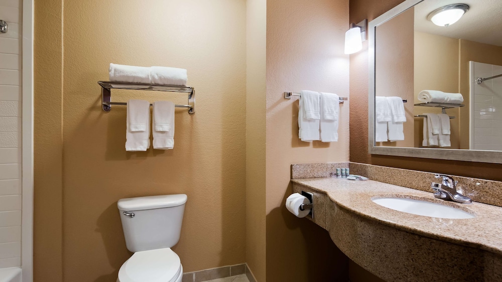 Suite, 1 King Bed, Non Smoking, Refrigerator & Microwave - Photo 2