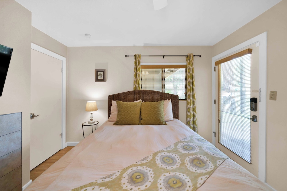Luxury Room, 1 Queen Bed, Fireplace (Goldfinch) photo 3