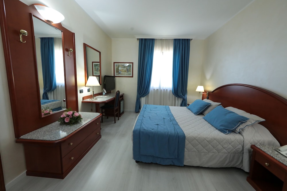 Classic Double Room Single Use, 1 King Bed photo 3