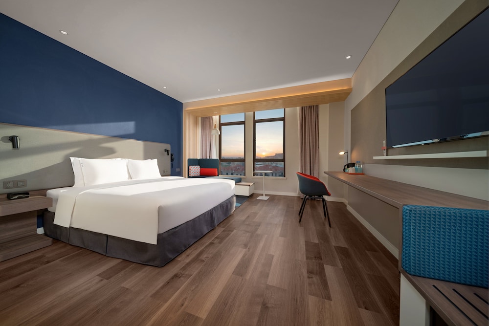 Room, 1 King Bed, Accessible (Roll-In Shower) - Photo 1