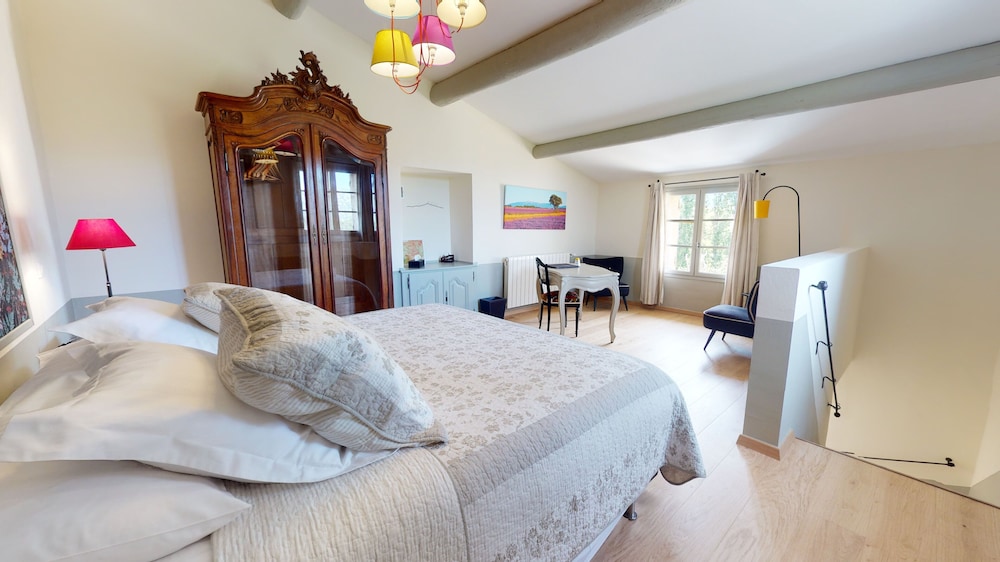 Deluxe Double Room, 1 King Bed, Hill View photo 2