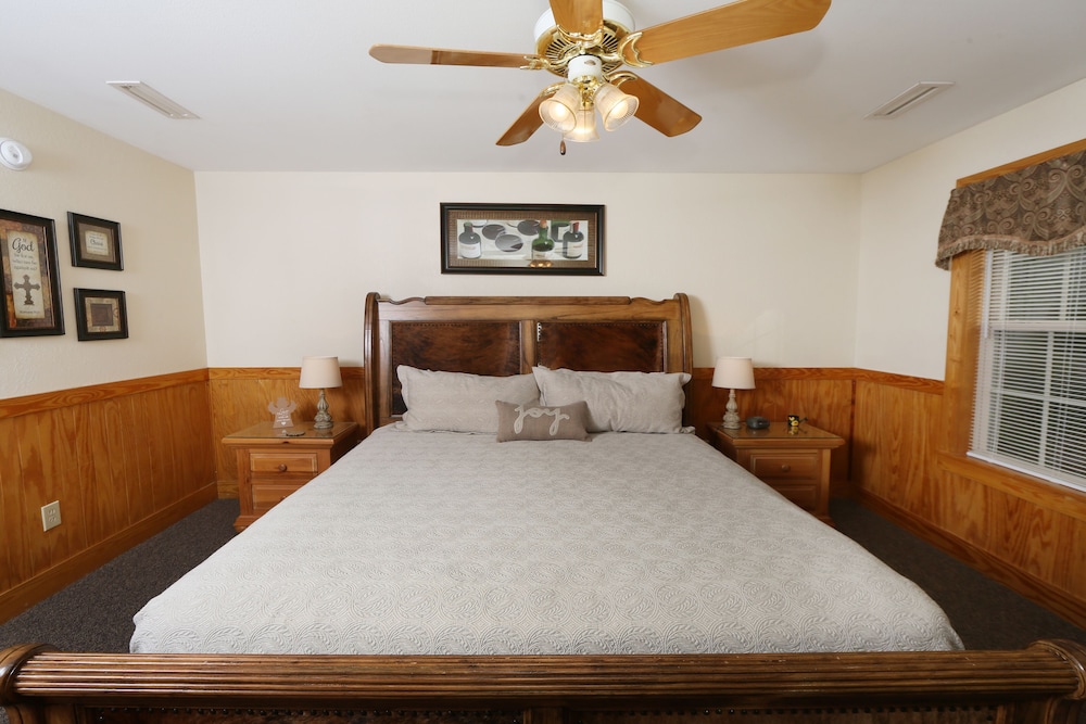 House, Multiple Beds, Hot Tub