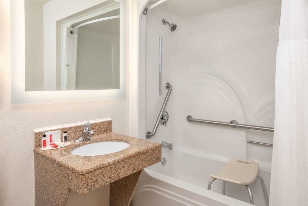 Room, 1 Queen Bed, Accessible, Non Smoking (Mobility Accessible) - Photo 4