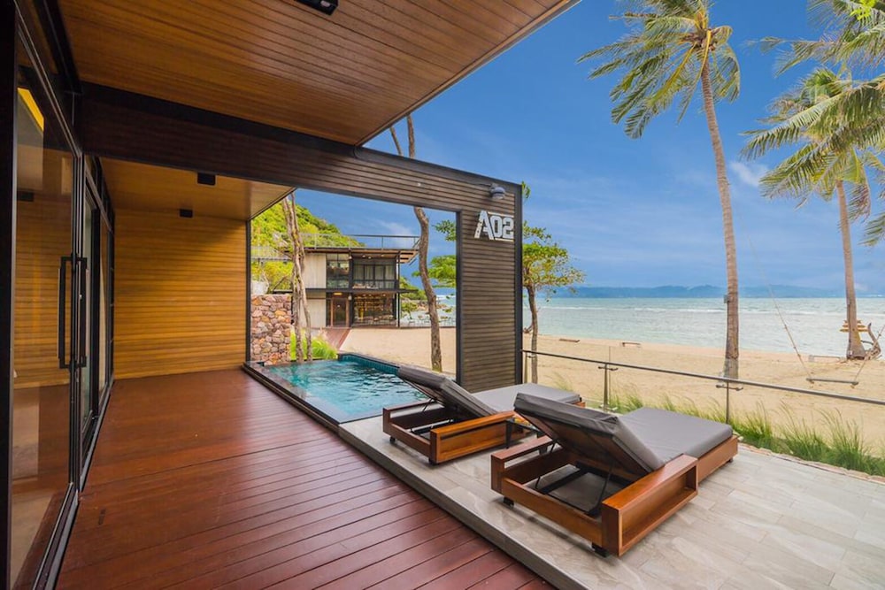 Beachfront Pool Cabin photo 2