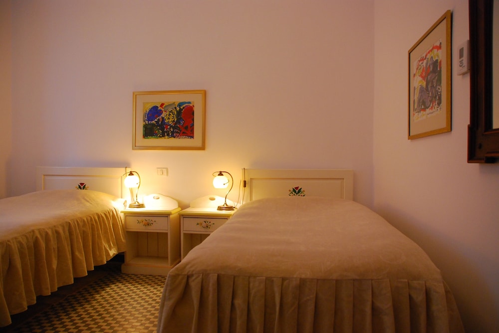 Standard Twin Room photo 2