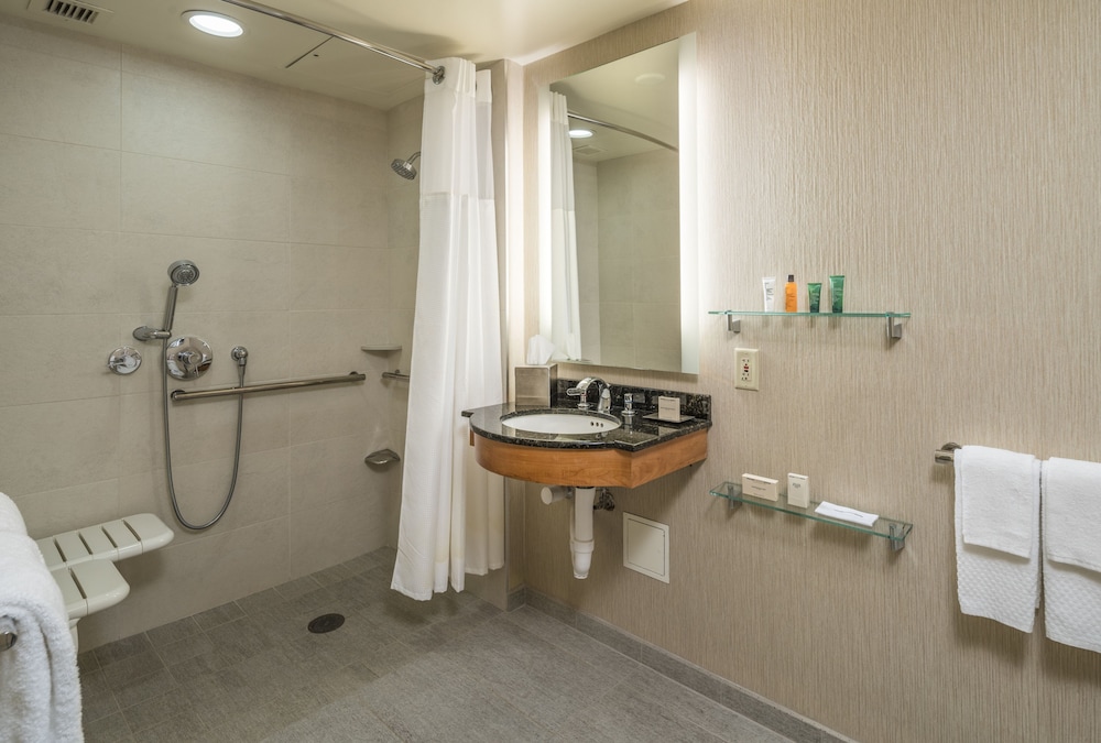 View 2 Beds Mobility/Hearing Access Tub - Photo 5