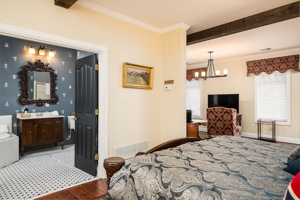The English Premium King Suite photo 3