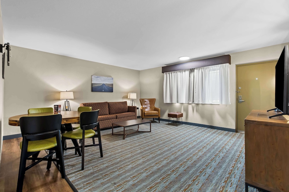 Business Room, 1 King Bed, Non Smoking (with Sofabed) - Photo 2