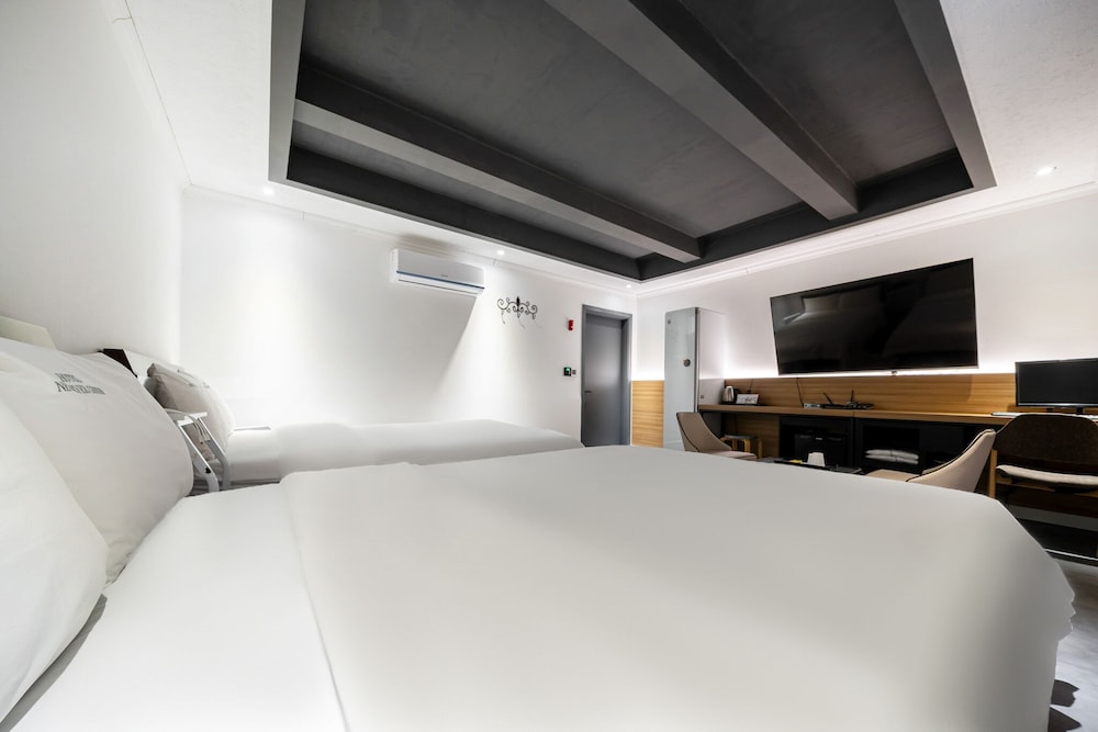 Premium Twin Room photo 2