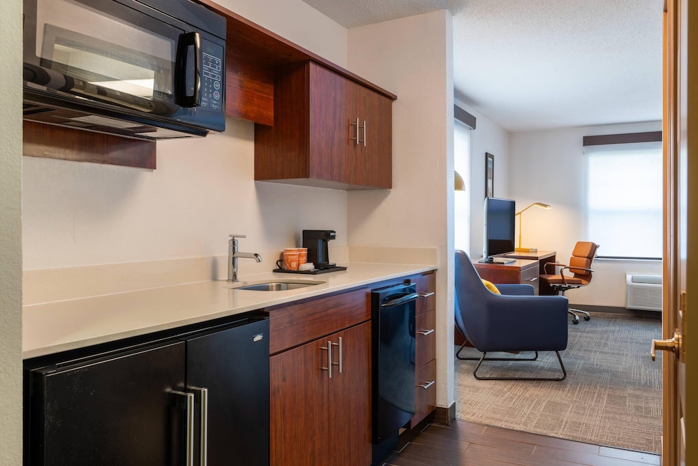 Suite, 1 King Bed, Non Smoking - Photo 3