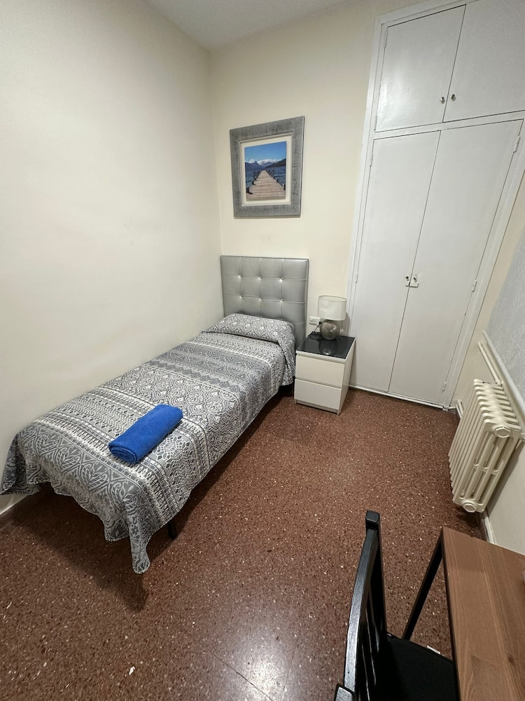 Single Room, Shared Bathroom photo 3