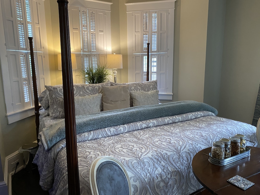 Deluxe Suite, 1 King Bed, Bathtub photo 1