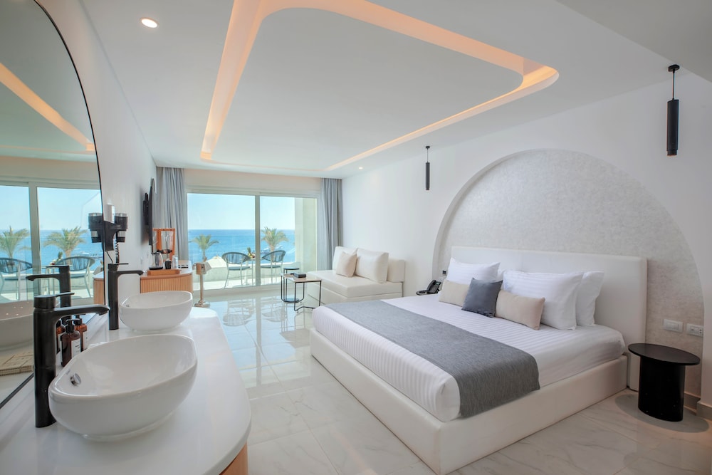 Junior Jacuzzi Suite (Posh Club) - Photo 1