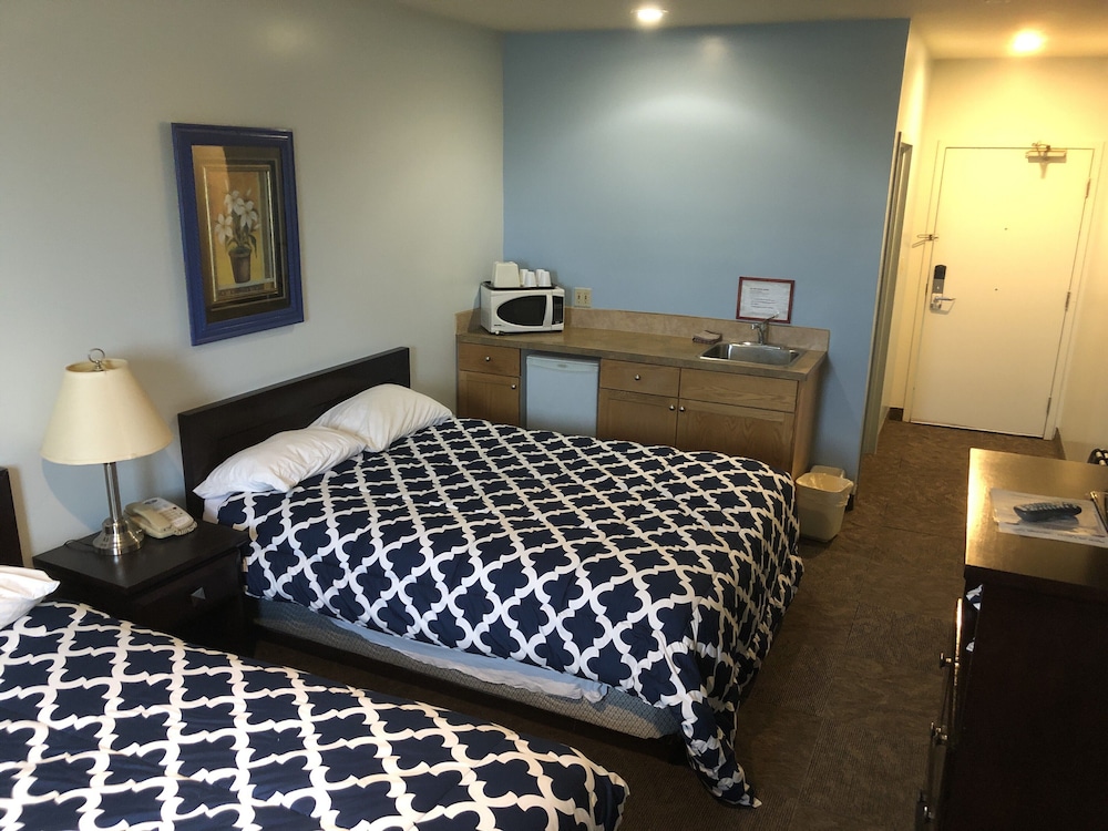 Standard Single Room, 2 Queen Beds, Non Smoking, Refrigerator & Microwave photo 1
