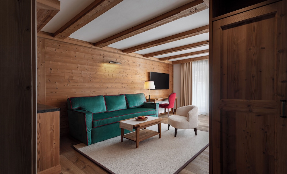 Standard Suite, Multiple Beds, Mountain View (Junior Suite View) - Photo 3