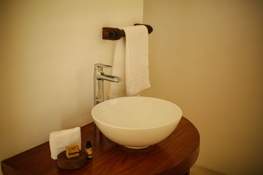 Deluxe Room, 1 Queen Bed, Private Bathroom - Photo 12