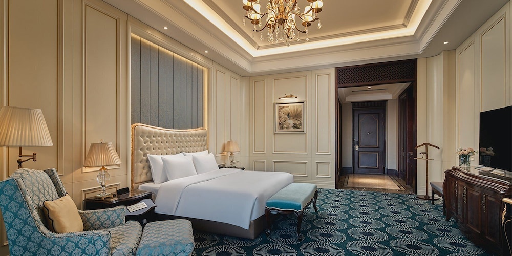 Standard Room, 1 King Bed, Lake View - Photo 5