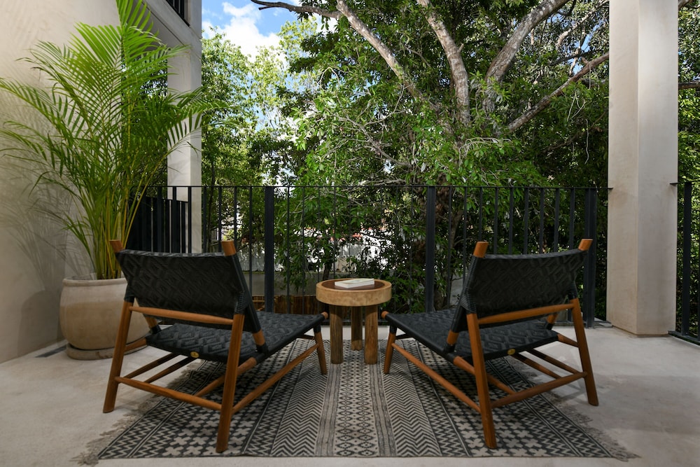 Luxury Suite with King Bed Balcony and Garden View - Photo 6