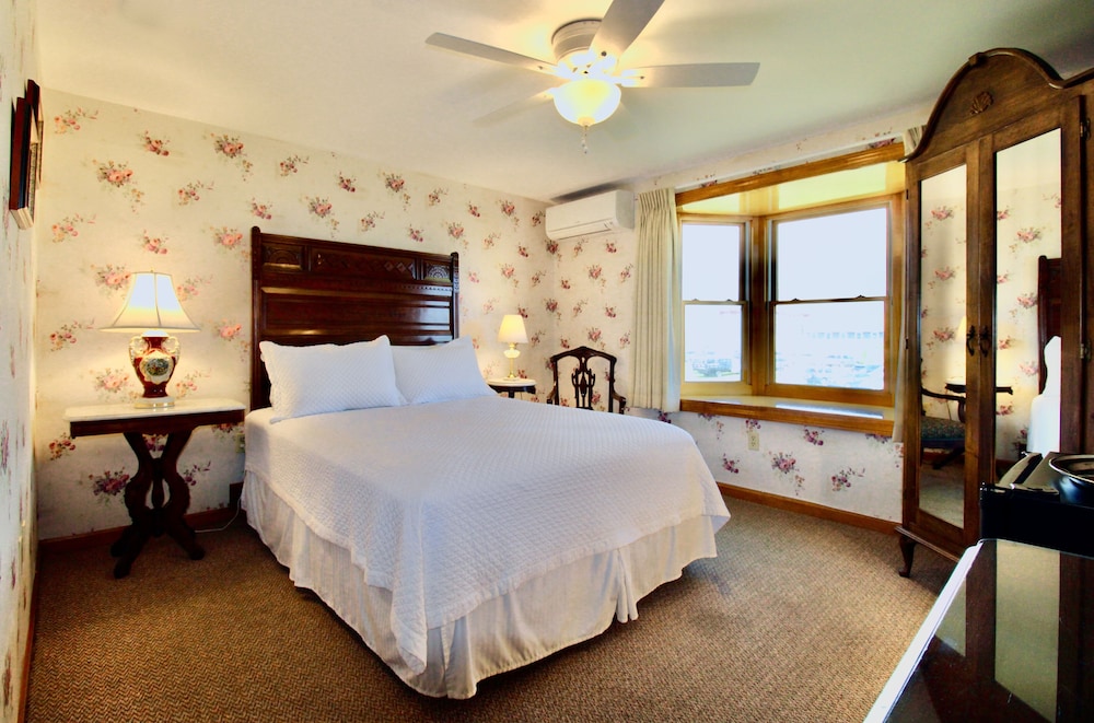Room, 1 Queen Bed, Non Smoking, Partial Ocean View