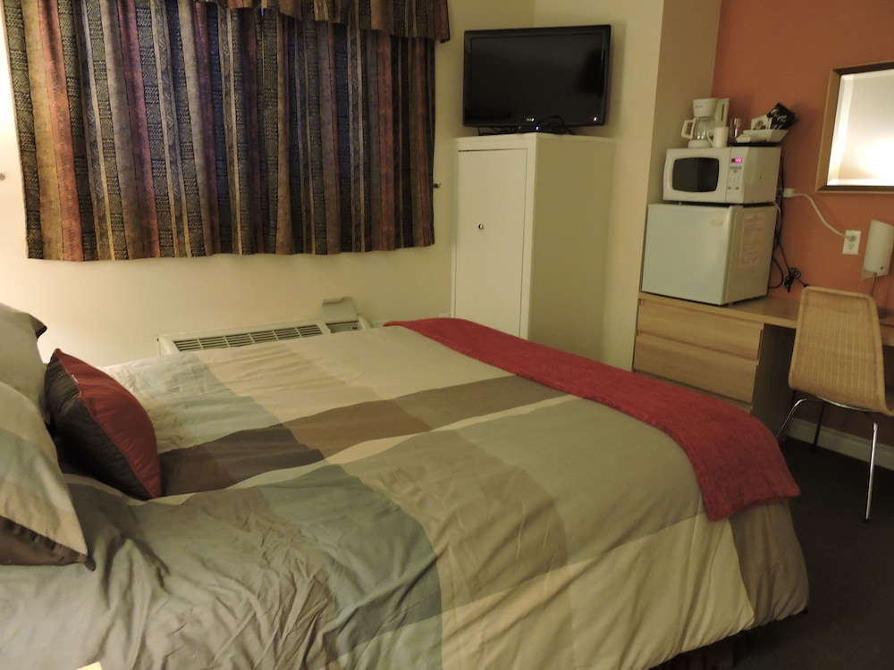 Standard Room, 1 Queen Bed photo 2