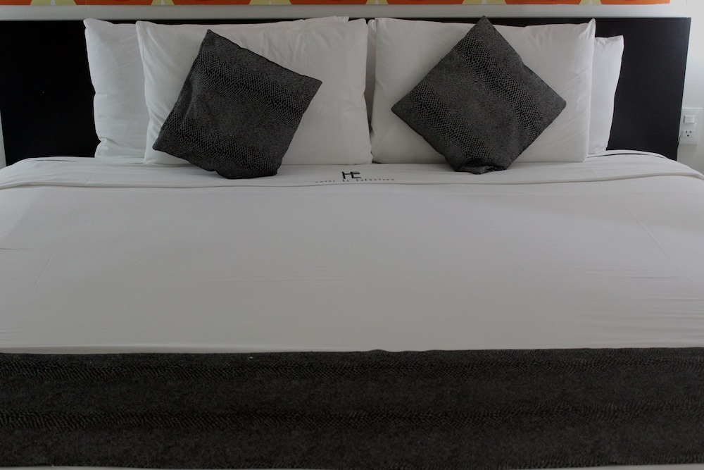 Basic Room, 1 King Bed - Photo 3