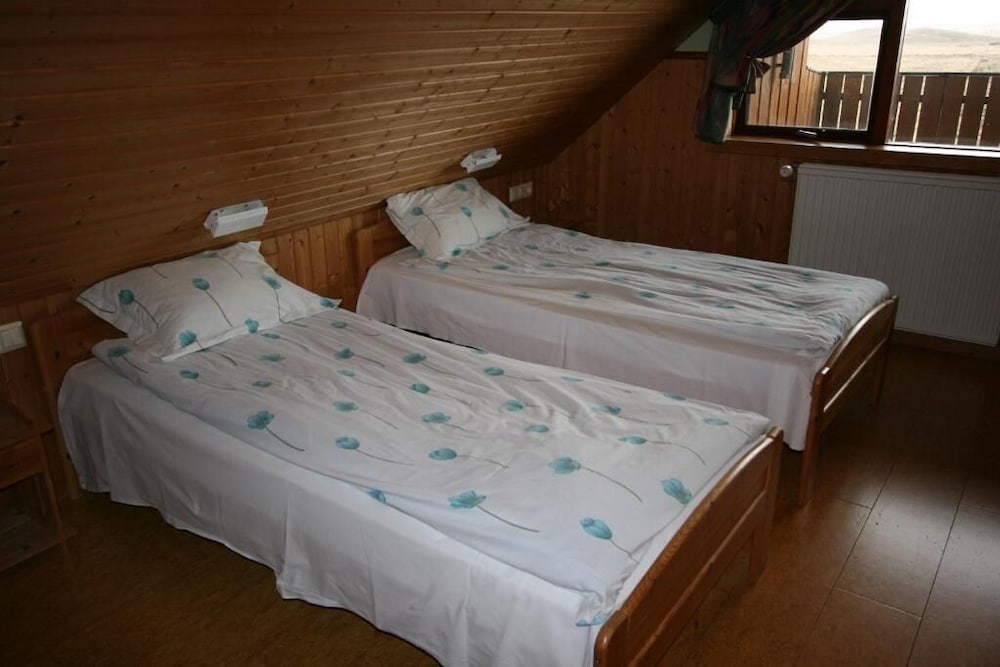 Basic Double Room, 2 Twin Beds, Shared Bathroom photo 1