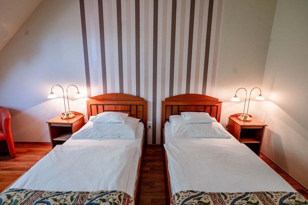Standard Twin Room - Photo 4