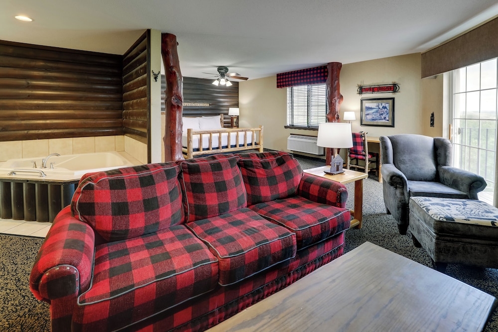Theme Suite with Whirlpool - Photo 1