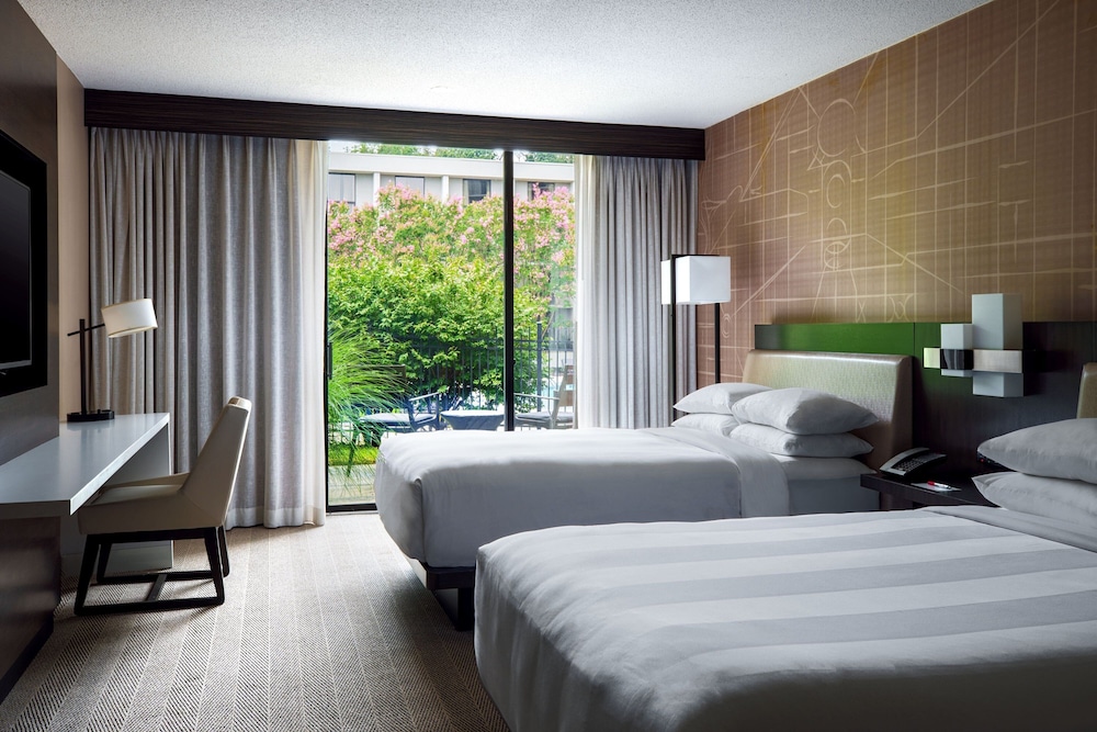 Room, 2 Queen Beds, Pool View (Patio) - Photo 3