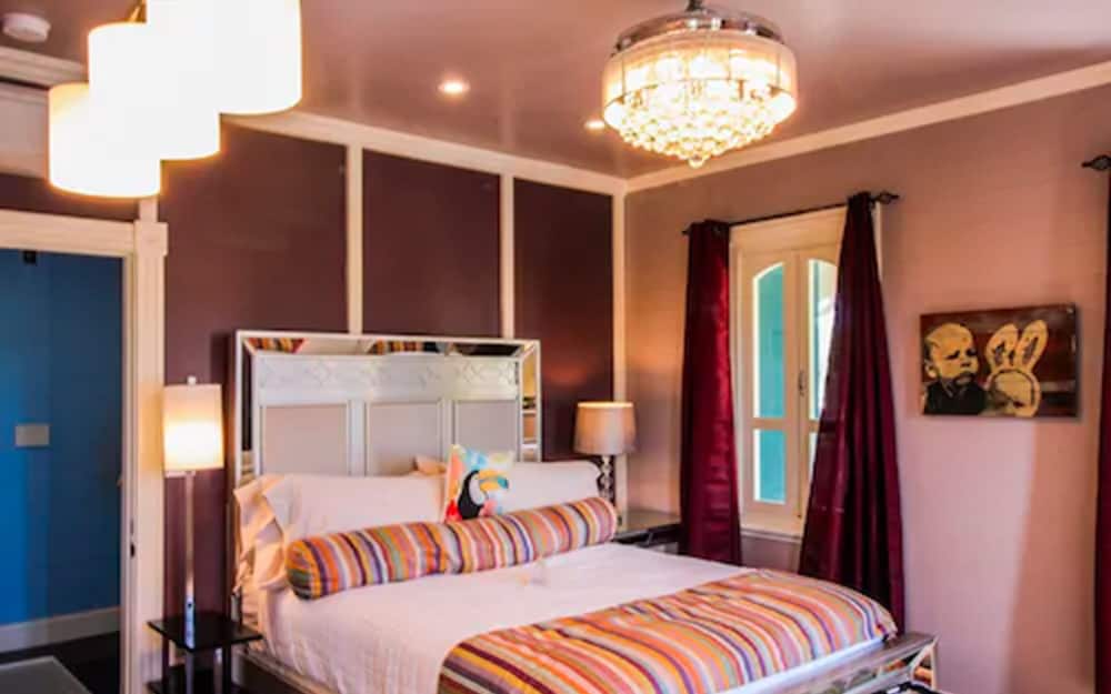 Basic Room, Hill View, Corner (The Violet)