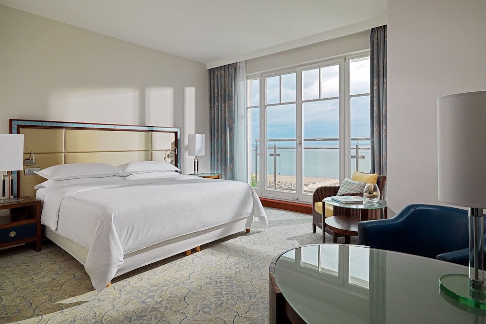 Executive Room, 1 Double Bed, Sea View thumbnail 6