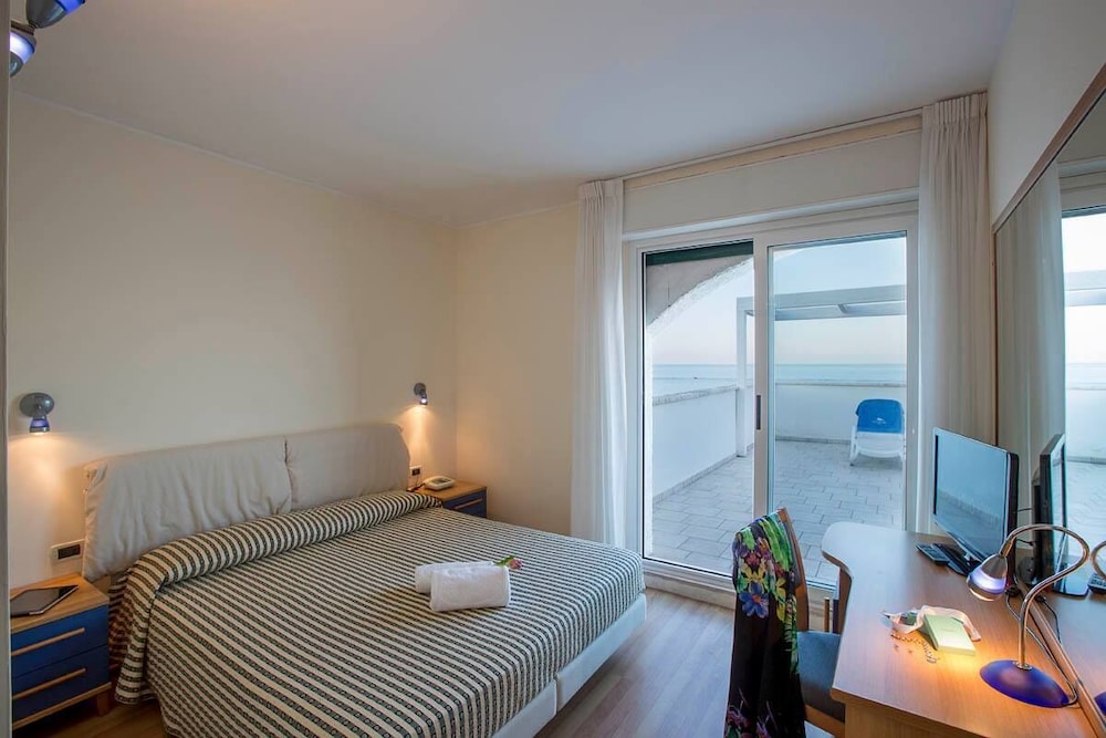 Superior Double Room, Sea View (Free Beach Access)