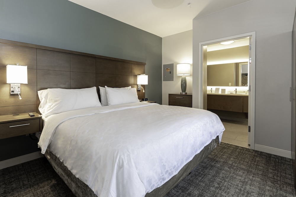 Suite, 1 Bedroom, Accessible, Kitchen (Communications) - Photo 4