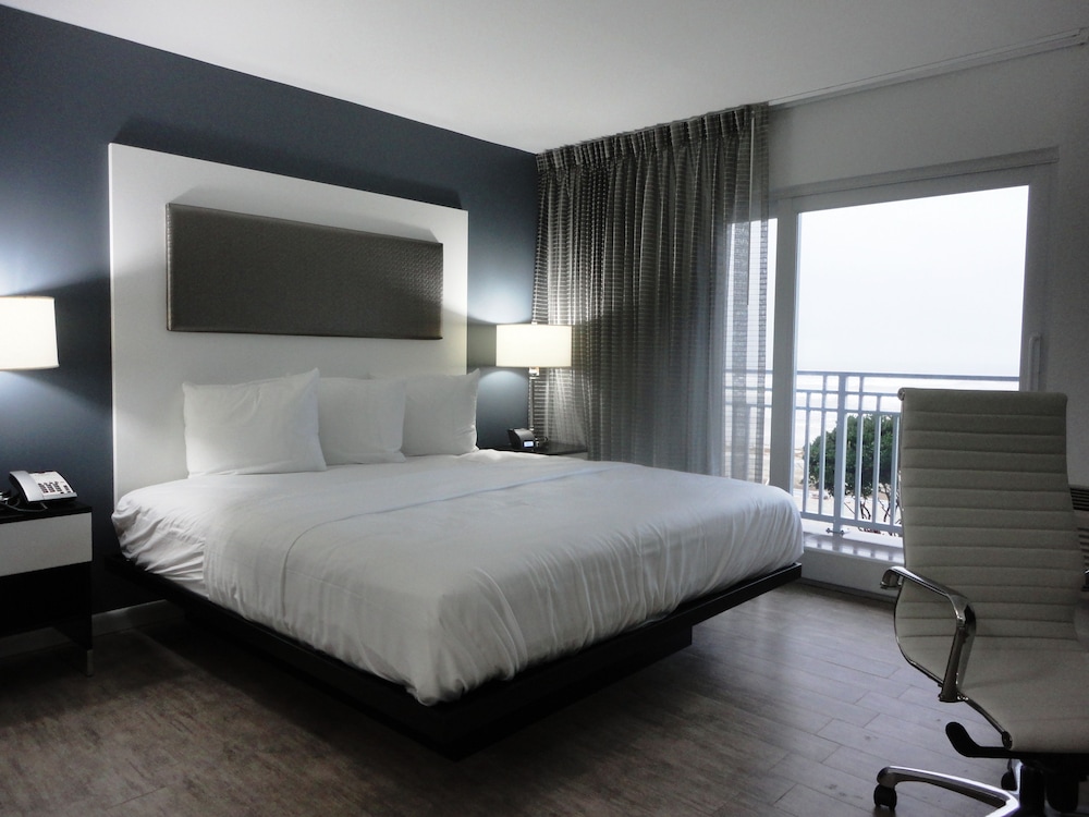 Standard Room, 1 King Bed, Oceanfront photo 2