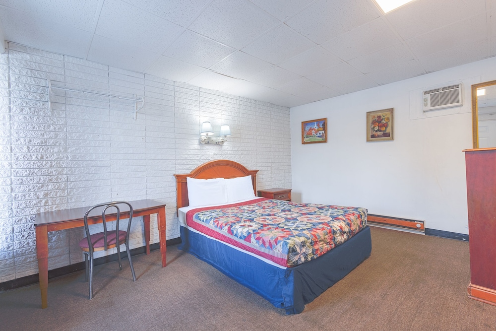 Room, 1 King Bed, Smoking photo 1