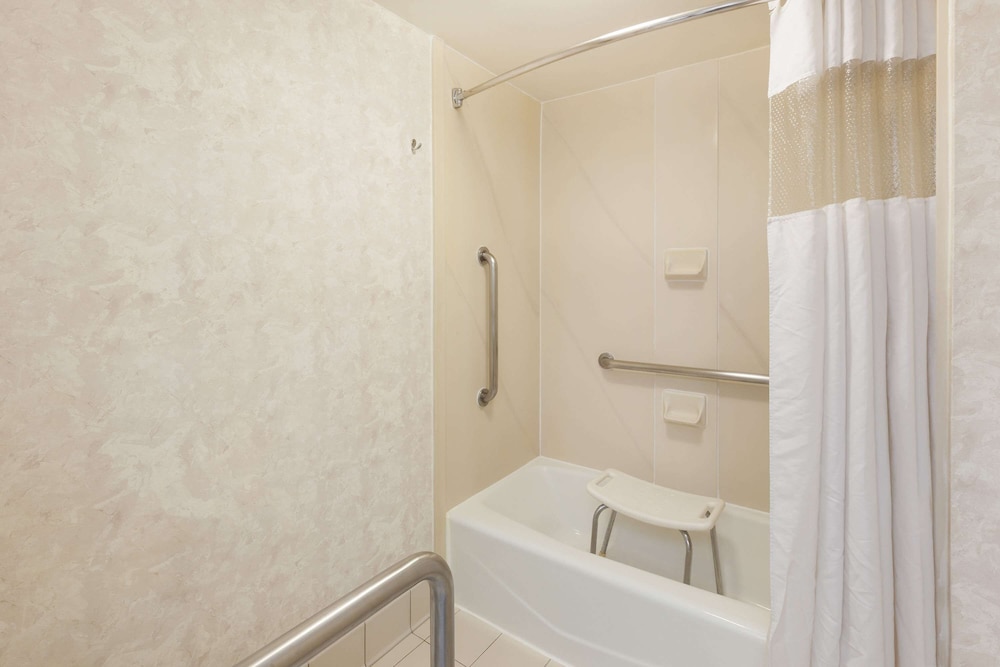 Accessible Room, 1 Double Bed, Non-Smoking - Photo 6